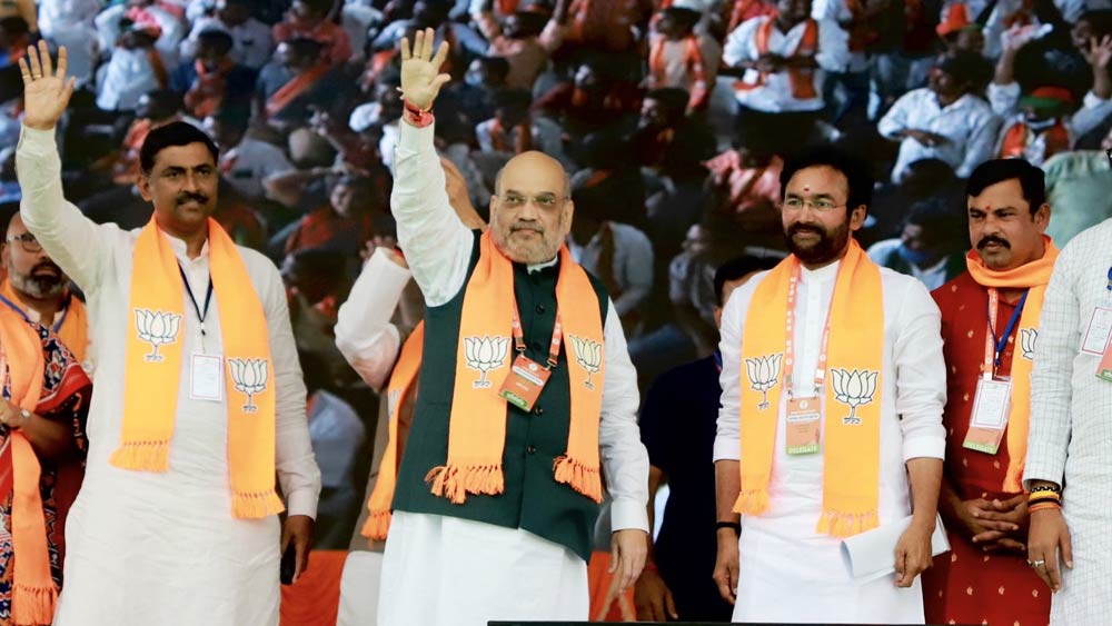 মোদী-সহ বিজেপির অন্য মন্ত্রীরা দু’দিনের জন্য হায়দরাবাদে জাতীয় কর্মসমিতি বৈঠকে যোগদান করেছিলেন। দেশের বিভিন্ন প্রান্ত থেকে মন্ত্রীরা আসবেন, এ কথা মাথায় রেখেই ইয়াদাম্মা খাবারের তালিকা প্রস্তুত করেছিলেন, যাতে কেউ কোনও অসুবিধায় না পড়েন।