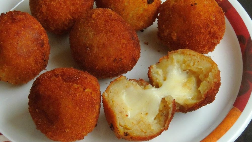 এ ছাড়া মূল খাবার পরিবেশন করার আগে তিনি কিছু মুখরোচক খাবারেরও আয়োজন করেছিলেন। সেই তালিকায় ছিল— আলু ও চিজ দিয়ে তৈরি এক রকম পকোড়া, ভুট্টা দানা দিয়ে তৈরি শিঙারা, স্প্রিং রোল, স্যান্ডউইচ ইত্যাদি।   