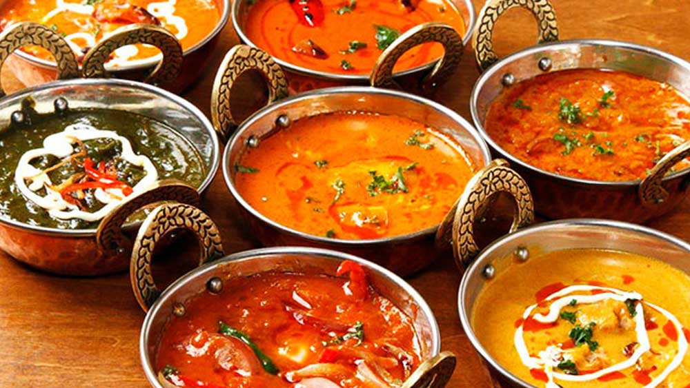 আম ডাল, মেথি ও মুগ ডাল দিয়ে তৈরি ডাল ফ্রাই, টম্যাটো ও বরবটির তরকারি, আলু কোর্মা, ওকরা ছাড়াও লাউ, ঝিঙে, বেগুন দিয়ে বানানো তরকারিও স্থান পায় তালিকায়।