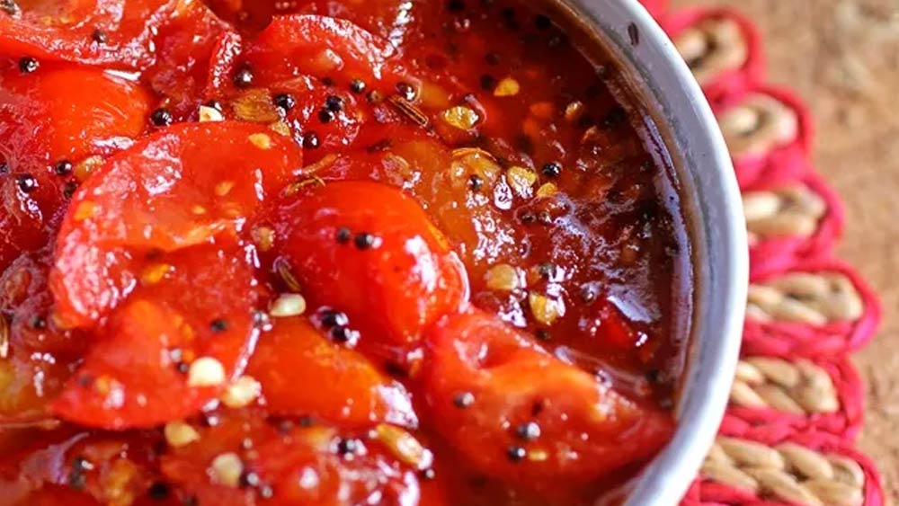 এ ছাড়াও তালিকায় জায়গা করে নেয় অন্ধ্র প্রদেশের বিখ্যাত গোঙ্গুরা আচার। শেষ পাতে চাটনির বাহার দেখেও মুগ্ধ হতে হয়। টম্যাটো চাটনি-সহ শশার চাটনি এবং লাউয়ের চাটনি— কিছুই বাদ পড়েনি।