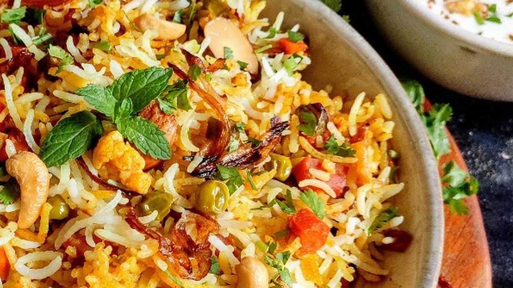 প্রথমেই মনে আসে হায়দরাবাদি দম বিরিয়ানির কথা। এ ছাড়া ইরানি চা থেকে অরিসেলু, সকিনালুর মতো বিখ্যাত খাবার নিজামের শহরে পাওয়া যায়। হায়দরাবাদ গেলে সকলে এক বার হলেও যা চেখে দেখার সুযোগ খোঁজেন।