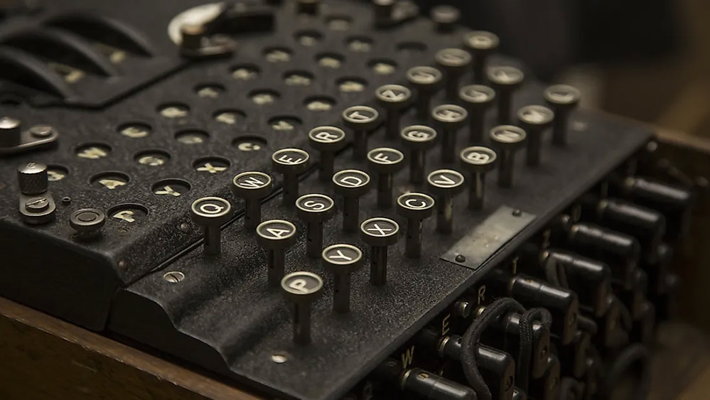 যুদ্ধের পর কয়েকশো এনিগমা যন্ত্র সমুদ্রে ফেলে দেওয়া হয়। বর্তমানে সেটিকে ঠিক করার কাজ চলছে। ঠিক হয়ে গেলে যন্ত্রটিকে জার্মানিতে প্রদর্শনীর জন্য পাঠানো হবে।