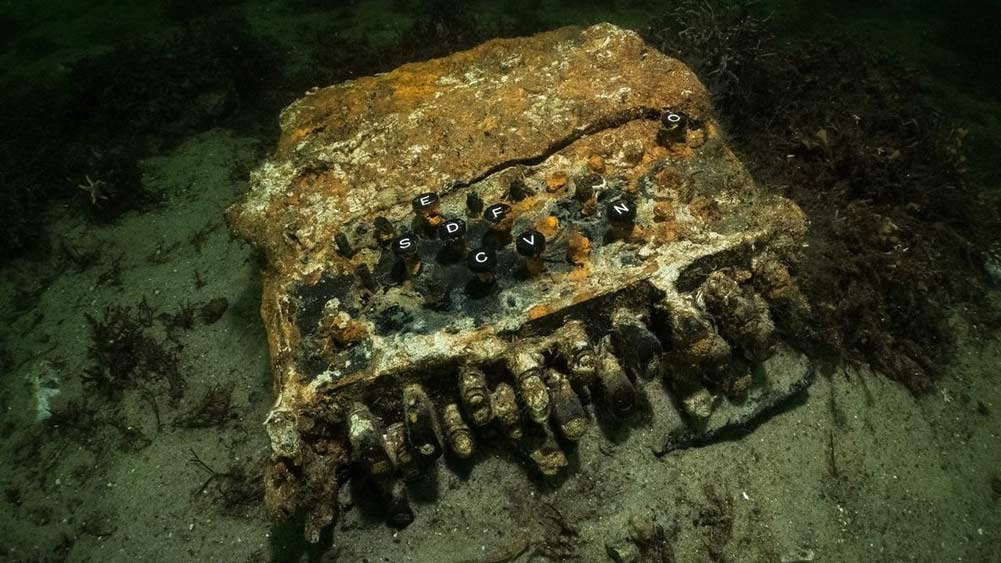 সেটি উপরে তুলে নিয়ে আসার পর ভাল করে পরীক্ষা করে দেখা যায়, সেটি দ্বিতীয় বিশ্বযুদ্ধের সময়কার বিখ্যাত জার্মান এনিগমা যন্ত্র। এই যন্ত্র যুদ্ধের সময় গোপন বার্তা পাঠাতে কাজে লাগানো হত। 