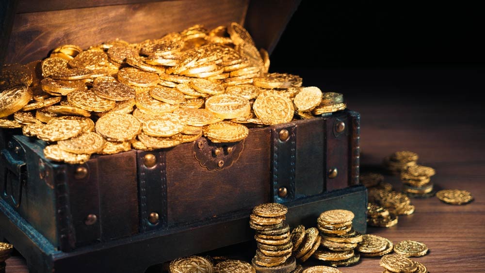 অপ্রত্যাশিত জায়গায় গুপ্তধন বা মূল্যবান সম্পদ খুঁজে পাওয়া চাট্টিখানি কথা নয়। কিন্তু কখনও কখনও খুব কসরত না করেও হাতে চলে আসে গুপ্তধন!