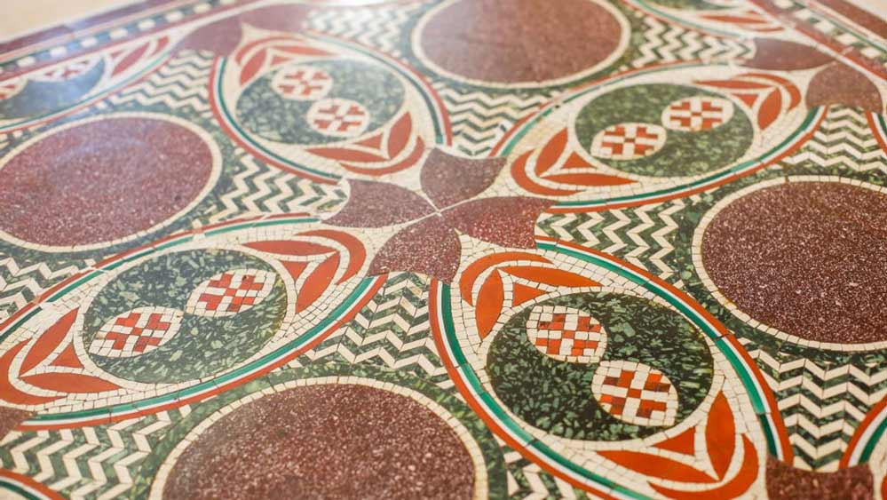 ইউরোপ থেকে মোজাইকটি কিনেছিলেন হেলেন। বেশ কিছু কড়ি খরচ করে সেটিকে নিজের আমেরিকার বাড়িতে নিয়ে আসেন। কিন্তু সেটির ইতিহাস সম্পর্কে অবহিত ছিলেন না।