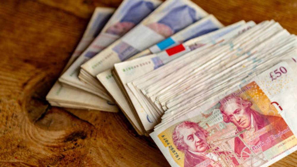 ইংল্যান্ডের ব্রাইটনে একটি দোকানের নীচে খোঁড়াখুঁড়ি করার সময় দ্বিতীয় বিশ্বযুদ্ধের সময়ের পাউন্ডের বান্ডিল উদ্ধার হয়।