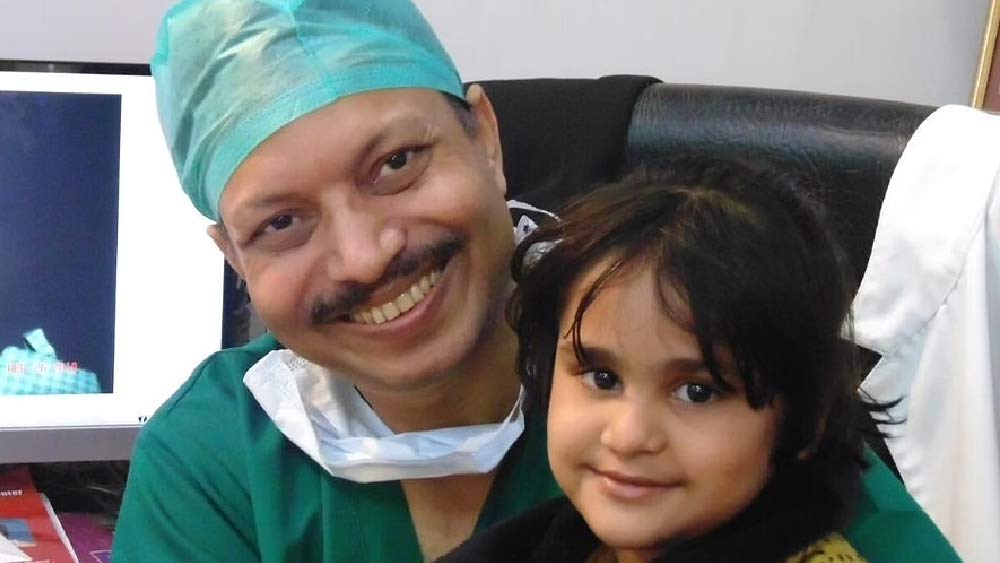 চোখের সামনে দেখেছিলেন দিনের পর দিন বিনা চিকিৎসায় একটু একটু করে মৃত্যুর দিকে এগিয়ে চলেছেন বাবা। সে দিন কিছুই করতে পারেনি ছোট্ট সুবোধ। বাবা চলে যাওয়ার পর মাকে জড়িয়ে হাউহাউ করে কেঁদেছিল সে। বড় হয়ে সেই ছেলে ডাক্তার হলেন। এখন গরিবের আশা-ভরসার অপর নাম সুবোধ ডাক্তার।