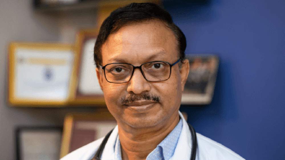 নাম সুবোধকুমার সিংহ। বাড়ি উত্তরপ্রদেশের বারাণসীতে। দারিদ্রের সঙ্গে লড়তে লড়তেই আজ তিনি ডাক্তার। বাবাকে বিনা চিকিৎসায় মারা যেতে দেখেছিলেন। এখন সেই সুবোধই নিখরচায় প্রায় ৩৭ হাজার অস্ত্রোপচার করেছেন।