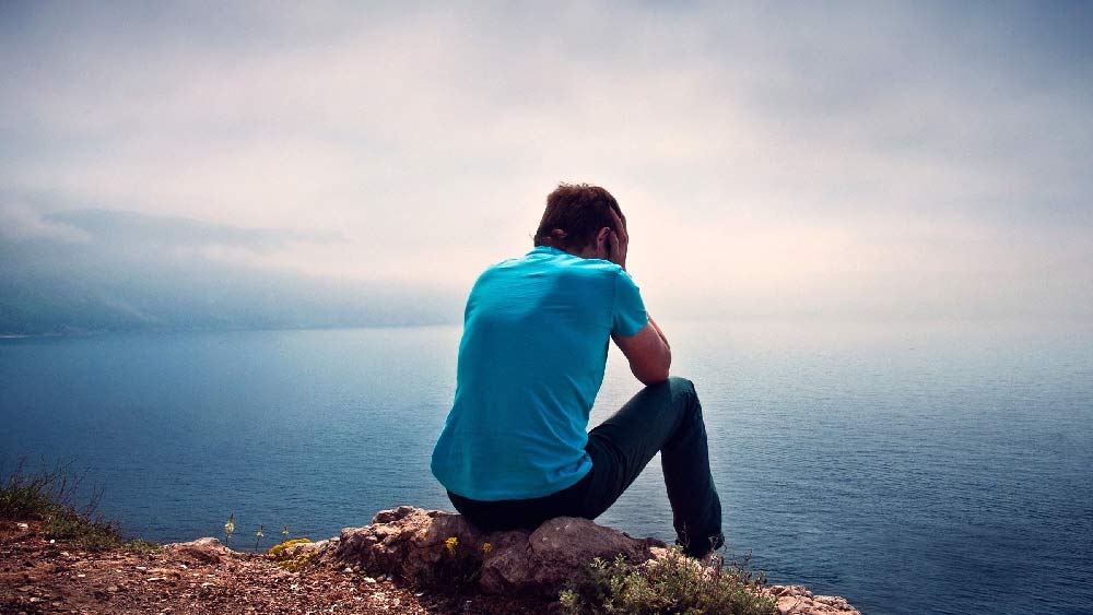 সুবোধের ছোটবেলা ছিল খুব কষ্টের। বাবা রেলের নিচুতলার কর্মী ছিলেন। সংসার চালাতে গিয়ে বিপুল ধার করেন। তার উপর পড়েন কঠিন অসুখে। তখন সুবোধের বয়স মেরেকেটে ১৩।