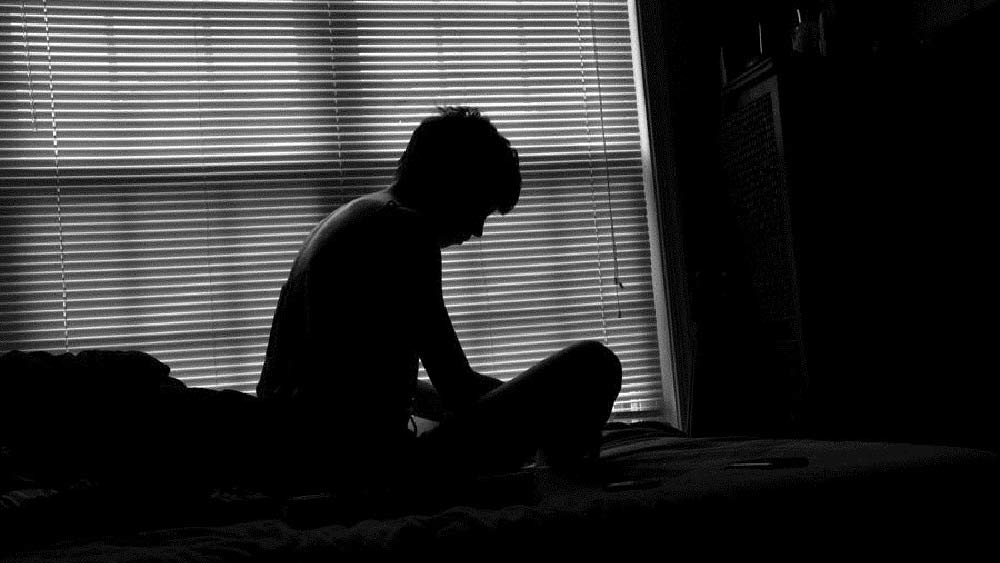 প্রায় বিনা চিকিৎসায় বাবাকে চলে যেতে হয়েছিল। পুরো সংসার পড়ে অকূলপাথারে। বাবার করে যেওয়া দেনা মেটাতে হবে। তার উপর সংসার চালানো! অল্প বয়সে সুবোধ ও তাঁর দাদাকে নামতে হয় সংসার সংগ্রামে।