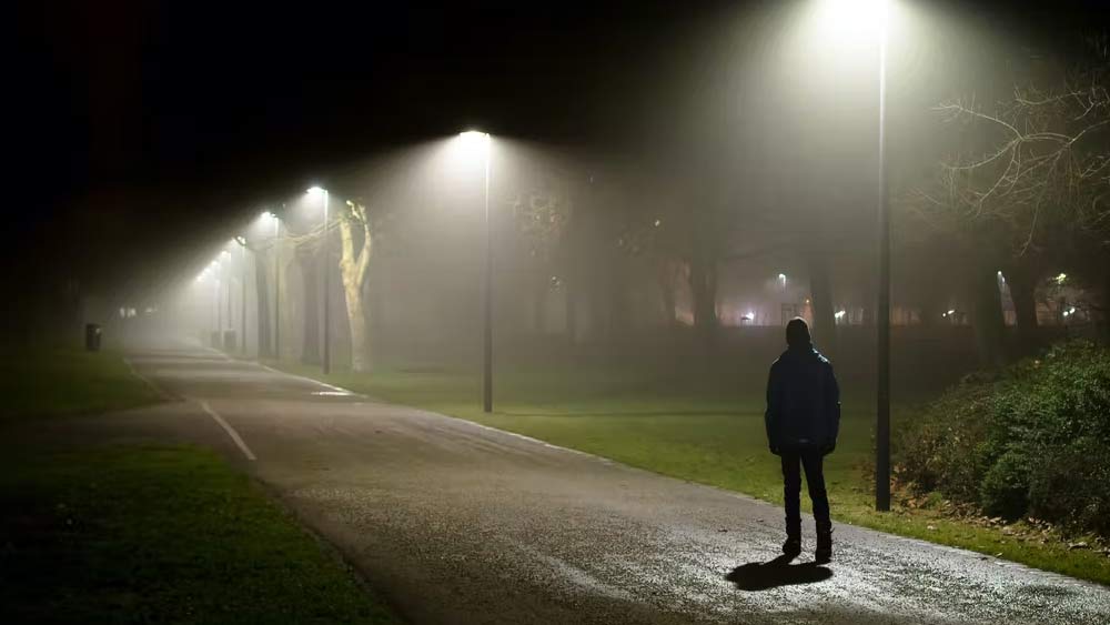 দাদা-ভাই সংসার চালাতে গিয়ে বিভিন্ন কাজ করেছেন। রাস্তার মোড়ে খাঁ-খাঁ রোদে দাঁড়িয়ে কখনও সাবান, কখনও সস্তার রোদচশমা বিক্রি করেছেন কিশোর সুবোধ।