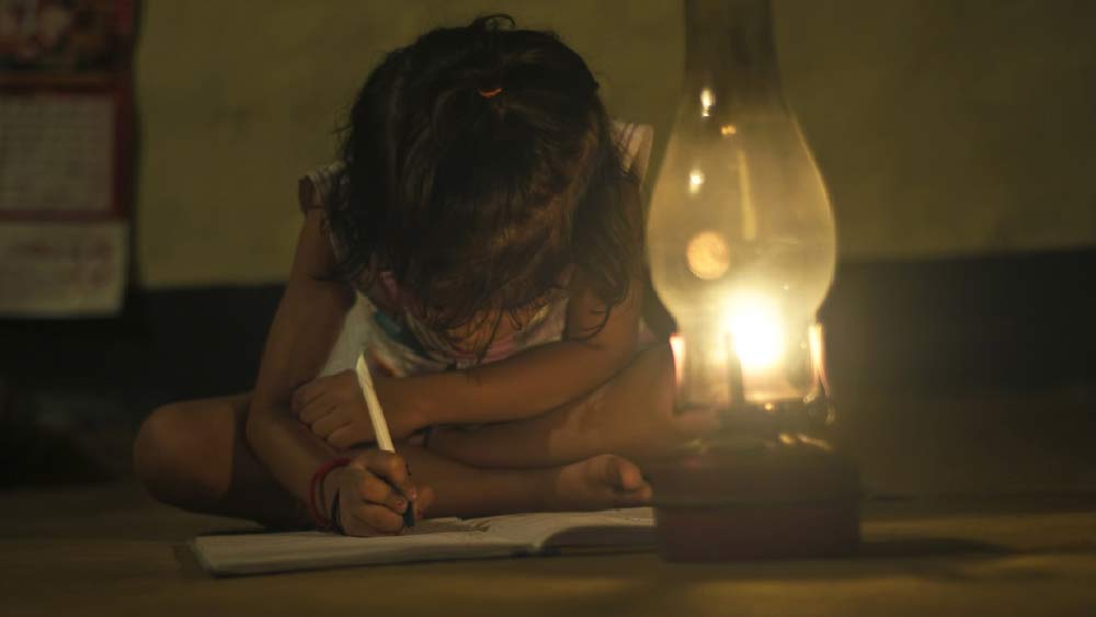 সারা দিনের কাজের পর বাড়ি ফিরে সবার জন্য রান্নাবান্না করতেন সুবোধ। তার পর পড়তে বসতেন। ভাইয়ের পড়াশোনায় একাগ্রতা দেখে ভরসা দেন কয়েক বছরের বড় দাদা। 