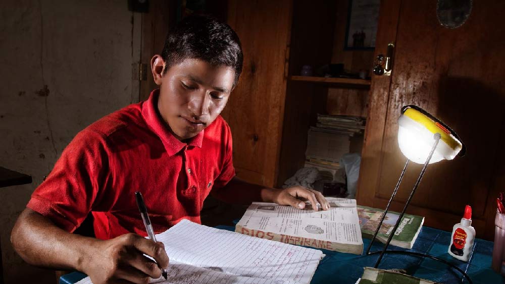 সুবোধের কথায়, ‘‘পারিবারিক অর্থকষ্টে দাদা বেশি দূর পড়াশোনা করতে পারেনি। কিন্তু আমি যাতে পড়াশোনা চালিয়ে যেতে পারি, সেই ভরসা জুগিয়েছিল। দাদার এই ত্যাগ এবং কষ্টের যথাযথ মর্যাদা দেওয়ার চেষ্টা করেছি।’’