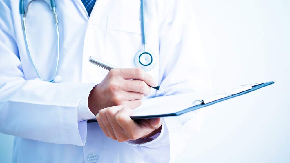 ডাক্তারি পড়তে পড়তে নিজের অসুস্থ মায়ের চিকিৎসা শুরু করেন।