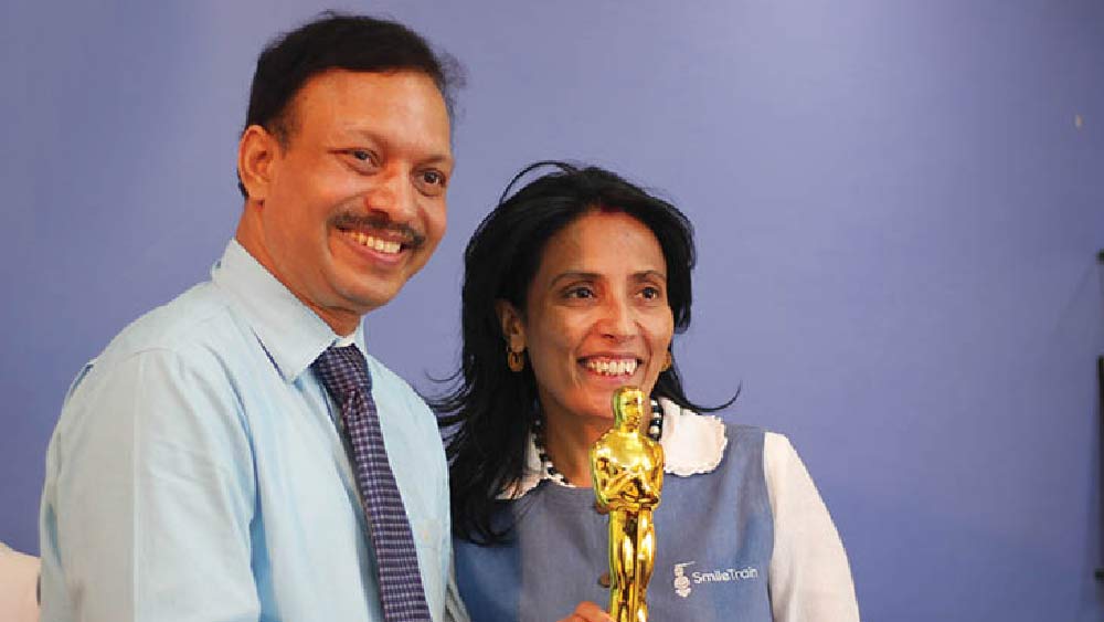 ছোটবেলায় বাবাকে দেখেছেন চিকিৎসা না পেয়ে মারা যেতে। গরিব মানুষের জীবনের দৈনন্দিন লড়াইটা তাঁর চেয়ে ভাল আর কে বুঝবে! যথাসাধ্য চেষ্টা করেন কম খরচে অথবা নিখরচায় গরিবদের চিকিৎসা পরিষেবা দিতে।