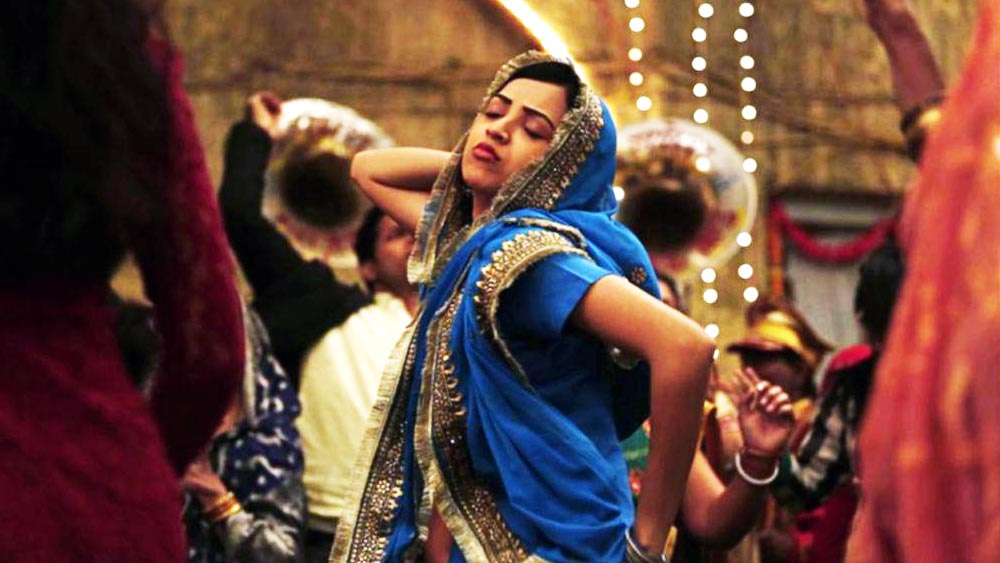 অলঙ্কৃতা শ্রীবাস্তব পরিচালিত এই ছবিটি বানাতেও ছয় কোটি টাকা খরচ হয়েছিল। বক্স অফিস থেকে ২১ কোটি টাকা উপার্জন করে সিনেমাটি।