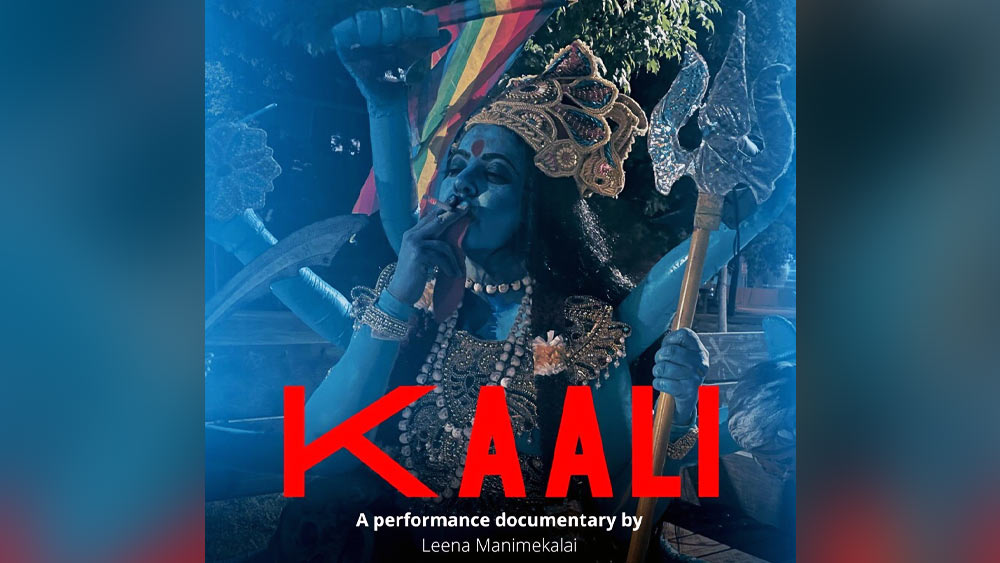 সিগারেটে সুখটান দিচ্ছেন ‘আধুনিকা’ মা কালী! পরিচালককে গ্রেফতারের দাবি