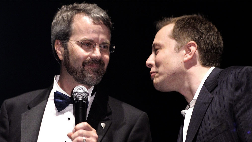 ‘টেসলা’-র সঙ্গে ইলন মাস্কের নাম ওতপ্রোত ভাবে জড়িত। ২০০৭ সাল পর্যন্ত তিনি এই সংস্থার চেয়ারম্যান পদে কর্মরত ছিলেন। ‘টেসলা’ সংস্থার প্রকৃত প্রতিষ্ঠাতা ছিলেন মার্ক এবেরহার্ড। মাস্ক ২০০৭ সালে তাঁকে সিইও পদ থেকে সরিয়ে দেন।