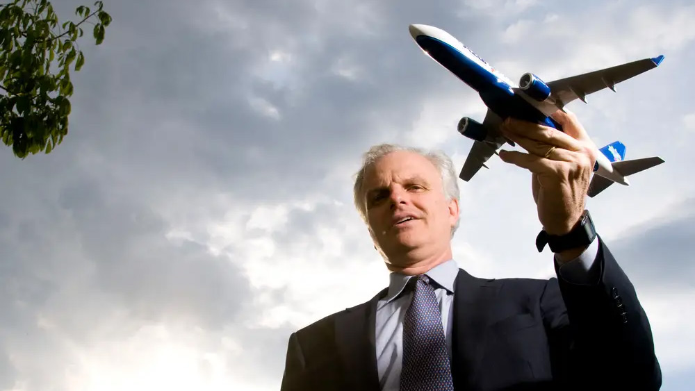 ১৯৯৯ সালে ডেভিড নেলম্যান ‘জেটব্লু’ বিমানসংস্থার প্রতিষ্ঠা করেছিলেন। কিন্তু তাঁর নেওয়া একটি ভুল সিদ্ধান্তের জন্য সিইও পদ থেকে সরে যেতে হয়। ২০০৭ সালের এক সময় আমেরিকার পূর্ব উপকূলে ঝড়ের সম্ভাবনার আগাম ঘোষণা করে।