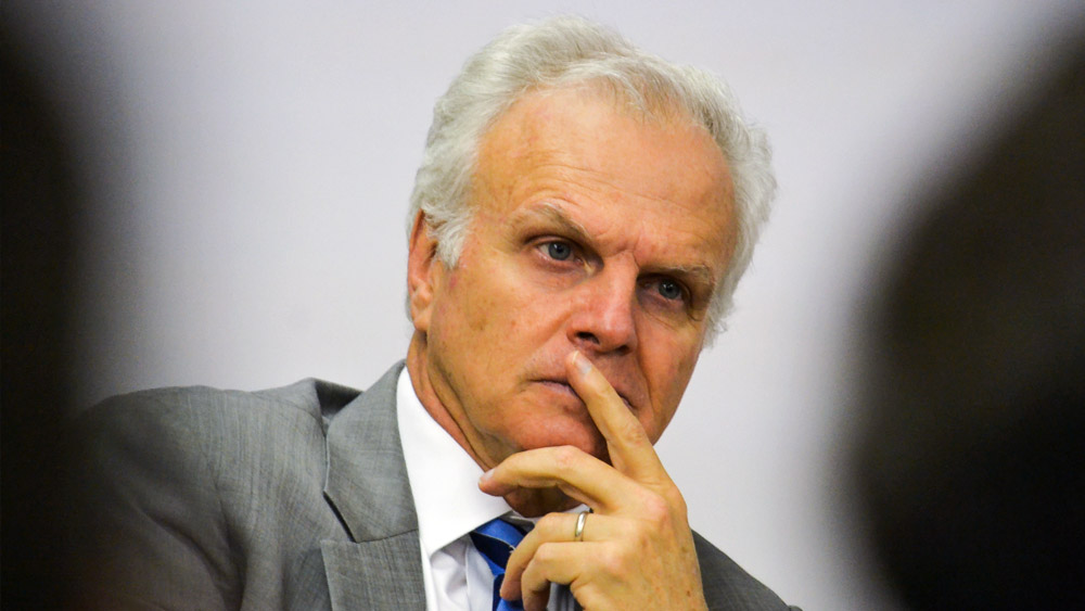 নিউ ইয়র্ক বিমানবন্দর থেকে সমস্ত বিমান বাতিল করে দিলেও ডেভিড সিদ্ধান্ত নেন, ‘জেটব্লু’ সংস্থার অন্তর্গত সব বিমানই চলবে। কিন্তু এর ফলে বিপর্যয়ের সম্মুখীন হন যাত্রীরা। অনেকে বিমানের ভিতরে, অনেকে আবার বিমানবন্দরেই আটকে থেকে যান। যাত্রীদের অকারণে বিপদের মুখে ঠেলে দেওয়ার দায়ে তাঁকে সিইও পদ থেকে সরানো হয়।