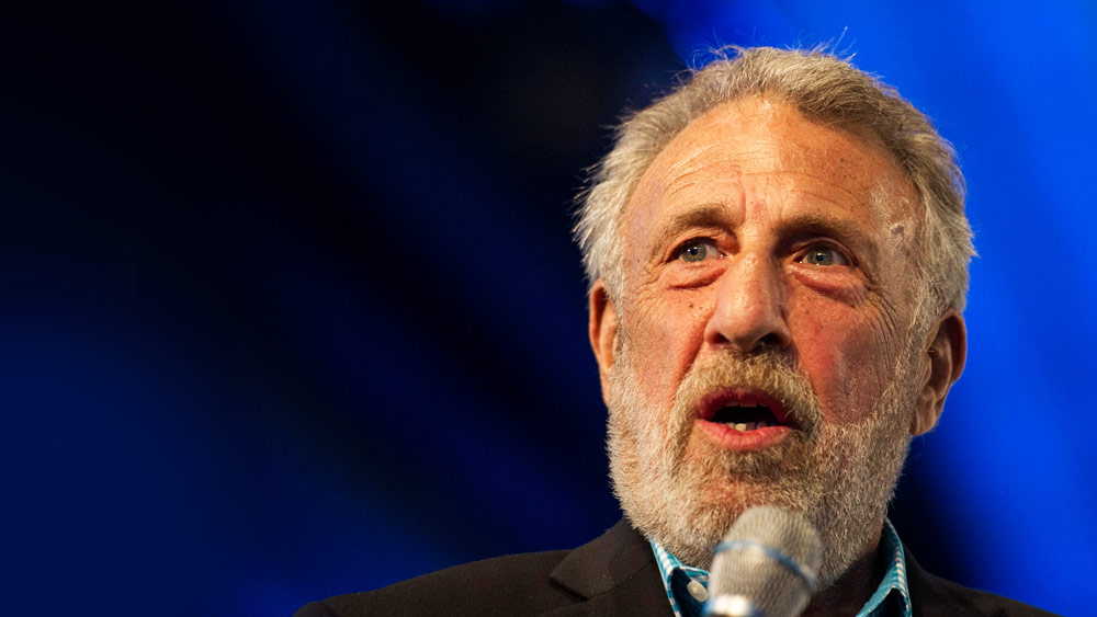 জামা, জুতো থেকে শুরু করে হাতঘড়ি— পুরুষদের যাবতীয় জিনিস পাওয়া যায় ‘মেন’স ওয়্যারহাউস’-এ। এই সংস্থার সদর দফতর ক্যালিফোর্নিয়ায়। কিন্তু ২০১৩ সালে সংস্থার প্রতিষ্ঠাতা জর্জ জিমার সিইও পদ থেকে নিজে থেকে সরে যান। জর্জ জানান, সংস্থার ভবিষ্যৎ সম্পর্কে তিনি শঙ্কা প্রকাশ করলেও বোর্ডের সদস্যরা তা শুনতেন না।