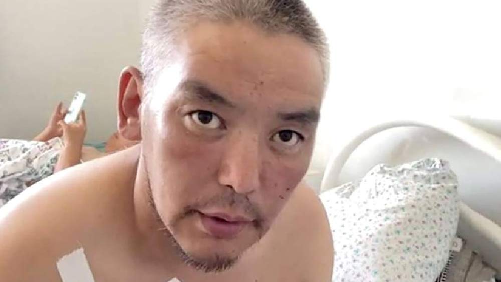 বিমান দুর্ঘটনায় একজন যাত্রী বেঁচে গিয়েছিলেন। কপাল জোরেই সম্ভবত। কারণ তাঁর ঠিক সামনের আসনে বসা বিমানচালক এবং সহ-চালকের শরীর ঝলসে গিয়েছিল আগুনে। 