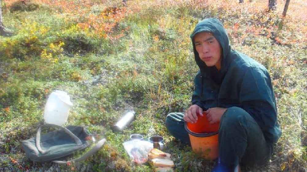 বিমান থেকে  বাইরে বেরতে দরজার তালা ভাঙতে হয়েছিল পাভেলকে। বাইরে বেরিয়েও তিন ঘণ্টা ওই ভাঙা বিমানের পাশেই বসে থাকেন তিনি। তার পর কাছে একটি নদীর পাড়ে নেমে আসেন। আগুন জ্বালিয়ে রাত কাটান।