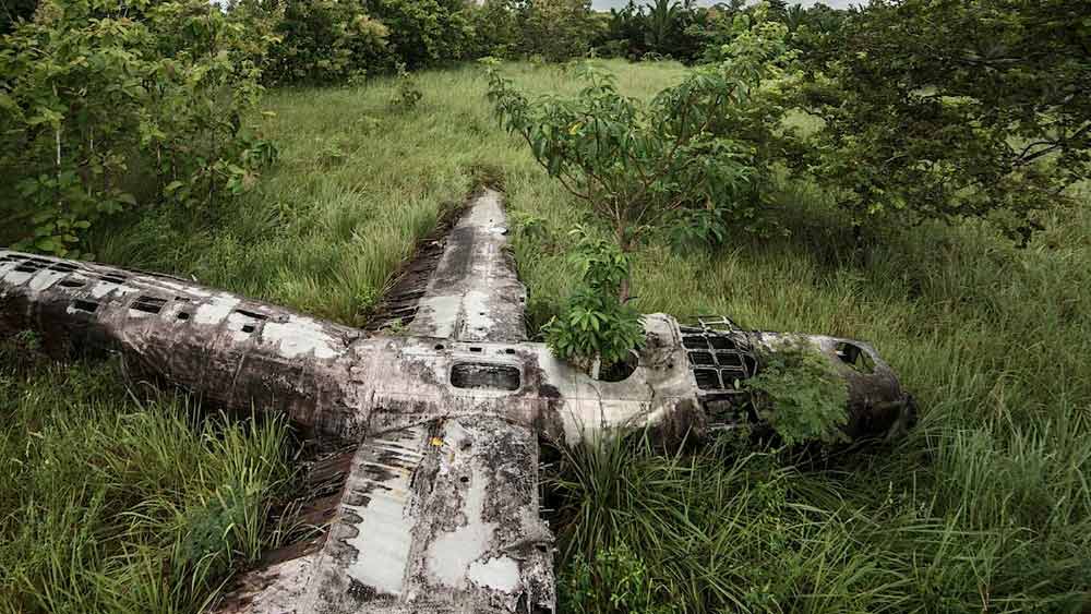সকালে সেই নদীর ধারেই একটি পায়ে চলা রাস্তা নজরে পড়ে পাভেলের। পাহাড়ে বিভিন্ন সময়ে কাজ করেছেন। এই ধরনের রাস্তা চিনতেন পাভেল। হরিণ চরাতে এসে রাখালদের পায়ে হাঁটা পথেই এমন রাস্তা তৈরি হয়। পাভেল আন্দাজ করেন, রাস্তা থাকলে আশ্রয়ও থাকবে। যে খানে হরিণ চরানোর ফাঁকে রাখালেরা বিশ্রাম নেন। 