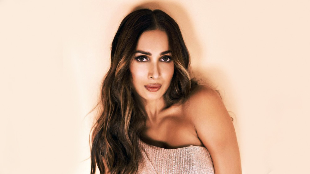 বয়সের ব্যবধান ১২ বছর। কিন্তু ভালবাসার সম্পর্কে বয়স কোনও বাধা মানে না। তা চোখে আঙুল দিয়ে দেখিয়ে দিয়েছেন বলিউডের ‘মুন্নি’।