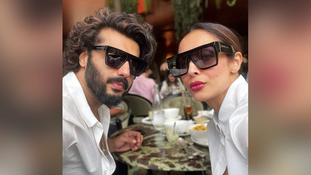 অভিনেত্রী মালাইকা অরোরা এবং অর্জুন কপূর একে অপরের সঙ্গে কাটানো কিছু মুহূর্তের ছবি নেটমাধ্যমে মাঝেমধ্যেই ভাগ করে নেন অনুরাগীদের সঙ্গে।