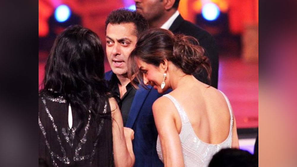 তারই কিছু ঝলক সকলের প্রকাশ্যে আসে। সম্প্রতি এক অনুষ্ঠানে অভিনেত্রীকে দেখা গিয়েছিল। তাঁর পরনে ছিল একটি সুন্দর গাউন।