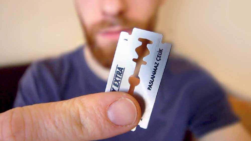 ব্লেড দিয়ে তিন বছরের শিশুর পেটে ‘এম’ লিখে দিয়েছিল আততায়ী। নৃশংস হত্যাকাণ্ডের পর নিজেদের সন্তানকে নিয়ে আতঙ্কিত হয়ে পড়েন বাবা-মা।