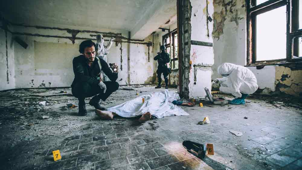 পুলিশ রিপোর্ট অনুযায়ী প্রথমে তাঁরা খুন করে দেহটি ফেলে চলে যেত। পরে তারা ফিরে এসে মৃতদেহের পেটে নিজেদের নামে প্রথম অক্ষর লিখে দিত। কী ভাবে এই জোড়া খুনের রহস্য ফাঁস করল পুলিশ?