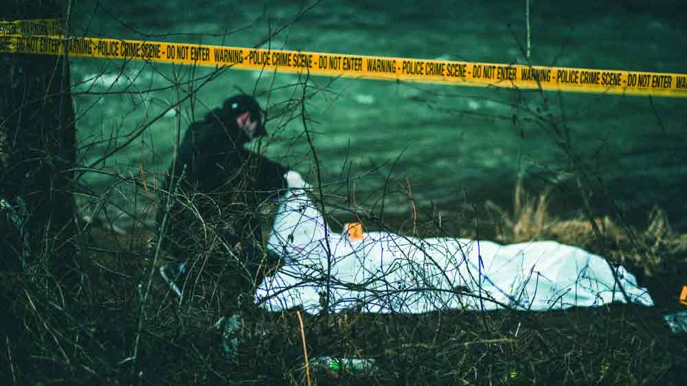 তদন্ত করতে গিয়ে পুলিশ এলাকার অপরাধীদের সম্পর্কে তথ্য সংগ্রহ শুরু করে। জোর দেওয়া হয় এলাকার শিশুদের জিজ্ঞাসাবাদে। এই জেরার সময় অদ্ভুত আচরণ করে নরমা এবং মেরি।