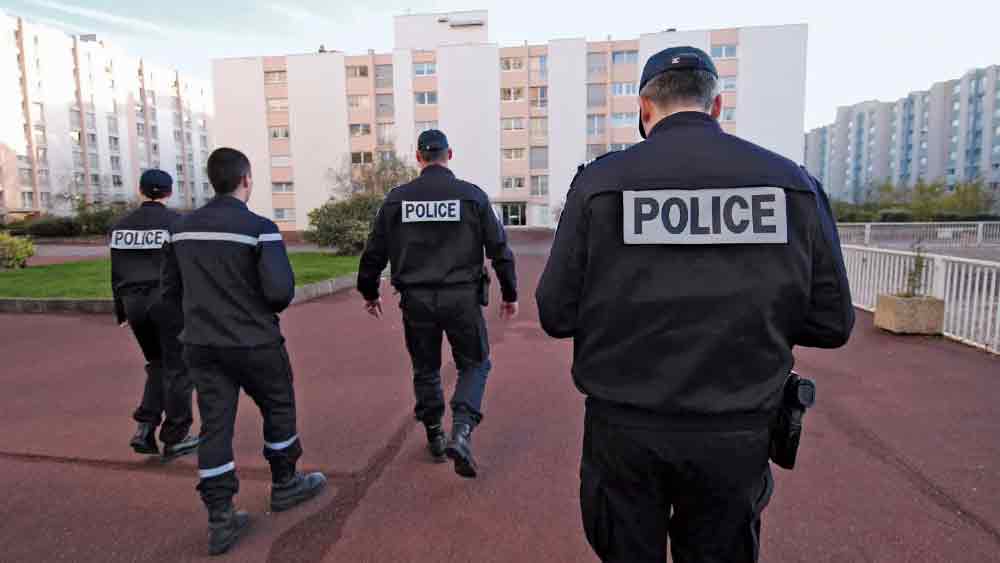 একই আচরণ লক্ষ করা যায় মেরির মধ্যেও। সে-ও প্রশ্নগুলিকে খুব একটা গুরুত্ব দিচ্ছিল না। বদলে সে নতুন নতুন তথ্য জুড়ে দিচ্ছিল।