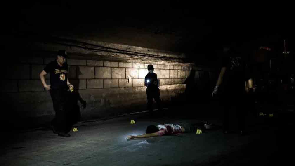 সে পুলিশকে বলে, প্রথম খুনের দিন সে শিশুটি একটি ছেলের সঙ্গে ওই পরিত্যক্ত বাড়ির পাশে মাঠে খেলতে দেখেছে। এর পরই পুলিশের সন্দেহ হয় এই খুন সম্পর্কে জানে মেরি। তবু আরও তথ্যের জন্য তারা অপেক্ষা করে।