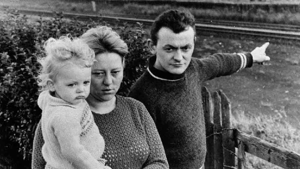 মেরির মা ছিলেন এক জন যৌনকর্মী। জন্মের পর মা তাকে ফেলে দিতে চেয়েছিলেন। তিনি চাইতেন না তাঁর ‘ক্লায়েন্ট’দের জন্য দেওয়া সময় কেড়ে নিত শিশু মেরি। এ জন্য সারা ক্ষণ তাকে অতিরিক্ত মাত্রায় ওষুধ খাইয়ে ঘুম পাড়িয়ে রাখতেন মা। তার পরিবারে দেওয়া তথ্য অনুযায়ী, এই অতিরিক্ত মাত্রায় ওষুধ দেওয়ার ফলে যে ছোট শিশুটির ক্ষতি হতে পারে তা নিয়ে বিন্দুমাত্র ভাবিত ছিলেন না তিনি। 