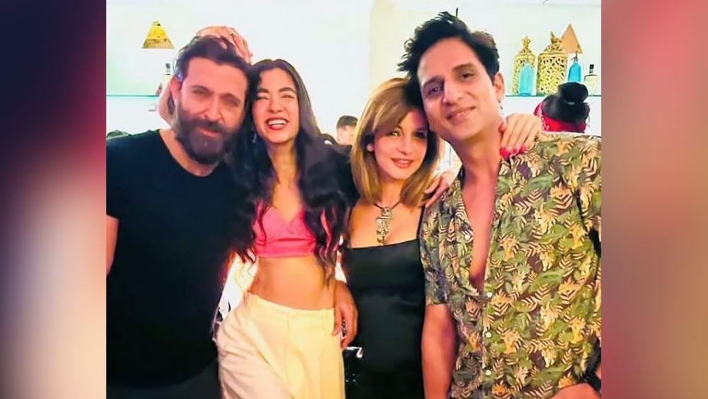 একই ফ্রেমে বন্দি হয়েছেন হৃতিক-সাবা এবং সুজান-আর্সলান। তাঁদের এমন গভীর বন্ধুত্বের সমীকরণ দেখে অবাক সকলেই।