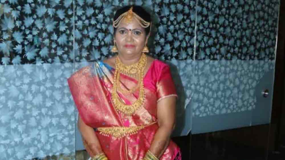 বয়স লুকিয়ে তৃতীয় বার বিয়ে করার জন্য বিউটি পার্লারে গিয়ে মেকআপ করিয়ে ৩০ বছরের যুবতীর বেশে নিজেকে সাজিয়েছিলেন এক মহিলা। 