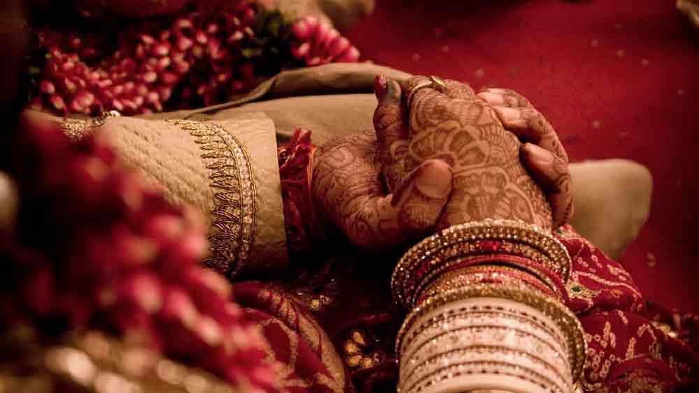 তামিলনাড়ুর তিরুভাল্লুর জেলার বাসিন্দা ইন্দ্রাণী তাঁর বিবাহবিচ্ছিন্ন ছেলের জন্য পাত্রী খুঁজছিলেন। ছ’বছর ধরে পাত্রী খুঁজছিলেন তিনি। অবশেষে এক ঘটকের সহযোগিতায় অন্ধ্রপ্রদেশের তিরুপতি জেলায় এক পাত্রী শরণ্যার খোঁজ পান।