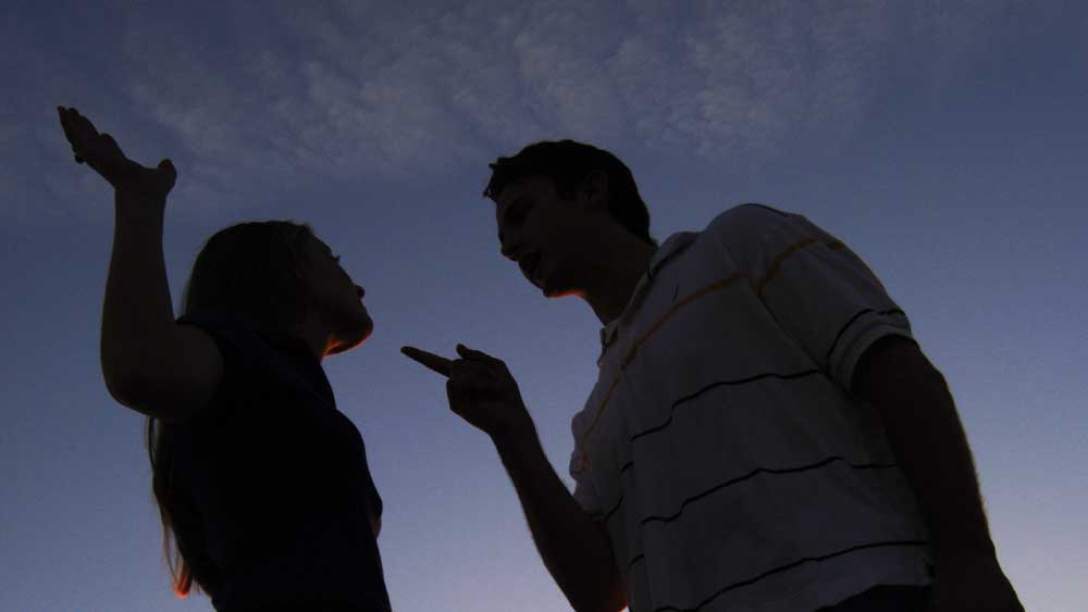 এমনকি ইন্দ্রাণীকে বাড়ি থেকে বারও করে দেন তিনি। স্ত্রীর অত্যাচার সহ্য করতে না পেরে তাঁর স্বামী সম্পত্তি লিখে দেওয়ার জন্য শরণ্যার কাছে আধার কার্ড চান।