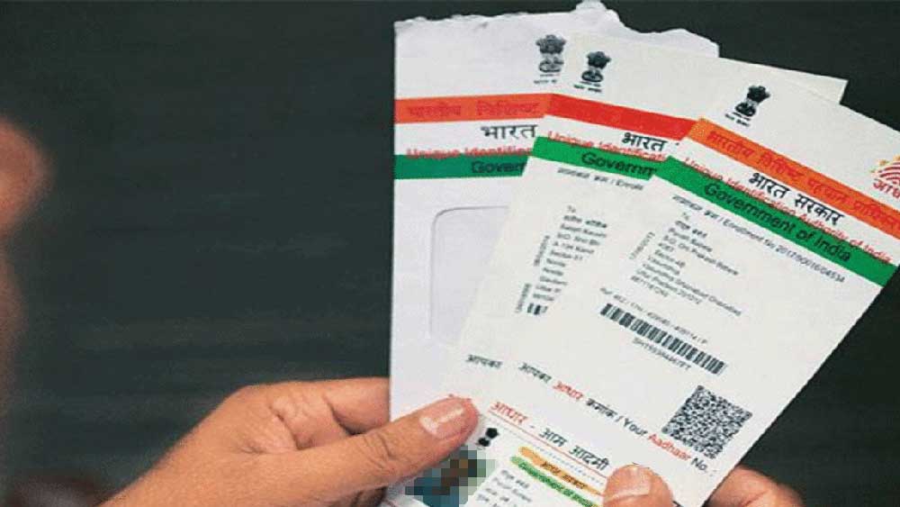 আধার কার্ড হাতে পাওয়ার পরই চমকে ওঠেন ইন্দ্রাণীর ছেলে। প্রযত্নের (কেয়ার অব) জায়গায় রবি বলে এক জনের নাম দেখতে পান তিনি। কিছু একটা গন্ডগোল আছে আঁচ করে ইন্দ্রাণীর ছেলে পুলিশের দ্বারস্থ হন। 