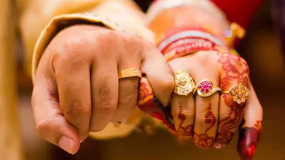 কী ভাবে অর্থ এবং সম্পত্তি আয় করা যায় তা নিয়ে পরিকল্পনা শুরু করেন। তখনই মাথায় আসে দ্বিতীয় বিয়ের কথা। বিবাহবিচ্ছিন্ন পাত্রের খোঁজ করা শুরু করেন ঘটকের মাধ্যমে।