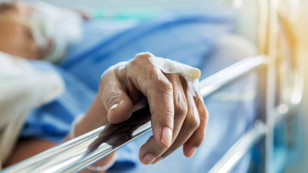 দীর্ঘ ১৩ বছর অসুস্থতার নাটক করে সরকারের কাছ থেকে নিয়েছেন ৫ কোটি ৯০ হাজার টাকা। আদালতে জানিয়েছিলেন, তিনি শয্যাশায়ী। তাঁকে সাহায্য করা হোক। শেষমেশ সামনে এল সত্য। ৬৬ বছরের বৃদ্ধার কাণ্ড দেখে হতবাক আদালত। অবাক সরকার।