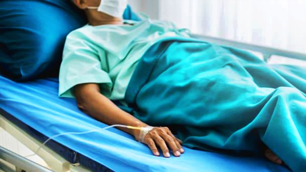 দিব্যি কাজ করতে পারেন তিনি। বাড়ি ব্রিটেনের ওয়েস্টনে। কিন্তু বছর ১৩ আগে ব্রিটেনের আদালতে ফ্রান্সেস দাবি করেন,তাঁর স্নায়ুঘটিত অসুখ রয়েছে। তিনি আর নড়তে চড়তে পারেন না। সম্পূর্ণ শয্যাশায়ী।