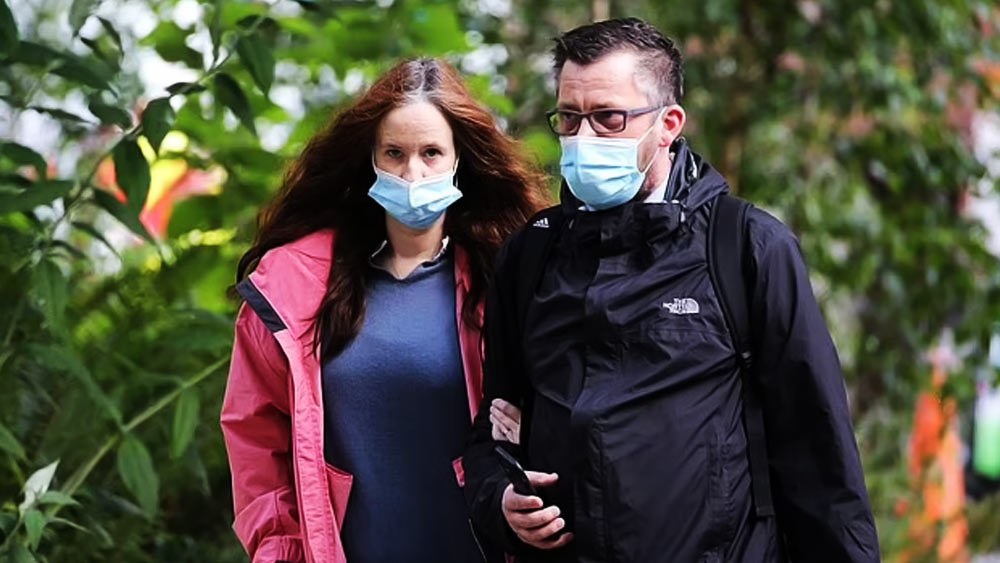 কিন্তু এই টাকা নিয়ে কী করলেন ফ্রান্সেস? দিব্যি ঘুরে বেড়ালেন বিদেশ। কিছু টাকা দিয়েছেন মেয়ে এবং জামাইকে।