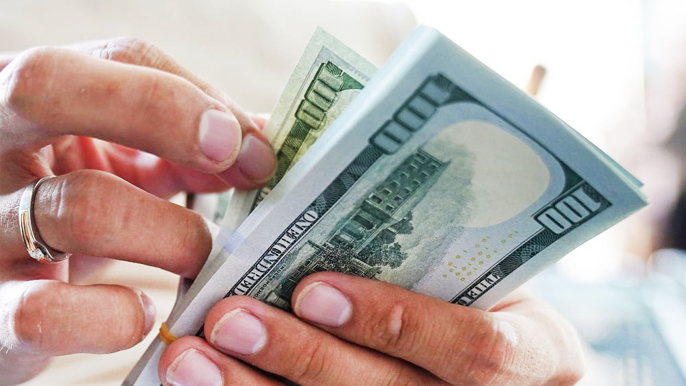 এ ভাবেই বেশ চলছিল। শয্যাশায়ীর অভিনয় করে মাসে থোক পাউন্ড ঢুকত ব্যাঙ্ক অ্যাকাউন্টে। তাই দিয়ে মেয়ে জামাইকে নিয়ে বৈভবের জীবন কাটাতেন ৬৬ বছরের বৃদ্ধা।