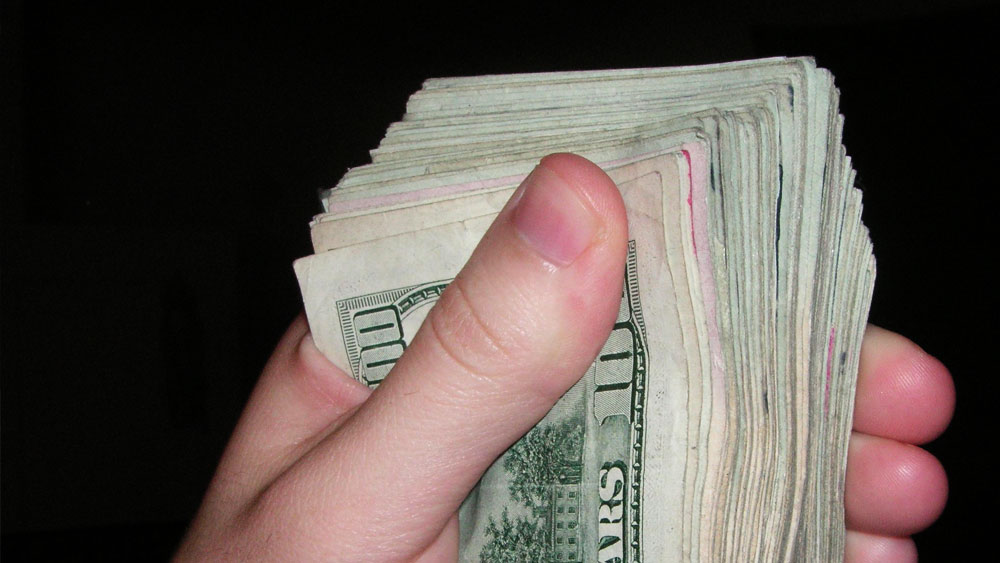 অতঃপর ধরাই পড়লেন বৃদ্ধা। জানা গেল, কী ভাবে সবাইকে বোকা বানিয়ে হাজার হাজার পাউন্ড হাতিয়েছেন তিনি।