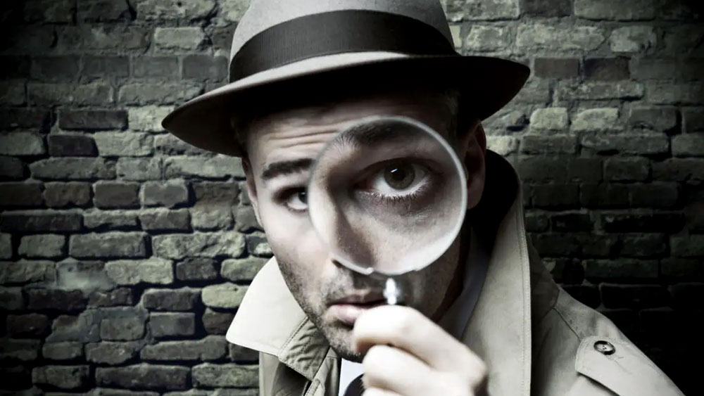 এক দিন তাঁর বাড়িতে উঁকি মেরে গোয়েন্দারা দেখলেন, কখনও ‘শয্যাশায়ী’ নোবেল দাঁড়িয়ে চুল শুকোচ্ছেন। কখনও বাগান পরিচর্যায় মন দিয়েছেন।