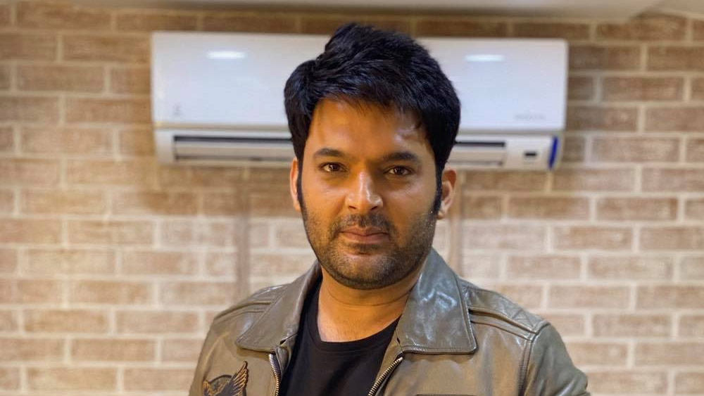 কপিল শর্মার অনুষ্ঠান এক সময়ে পারিবারিক নৈশাহারের সঙ্গী হয়ে উঠেছিল। কপিলের সর্বজনগ্রাহী জনপ্রিয়তাই তাঁর শোকে ‘প্রাইমটাইম হিট’-এর পর্যায়ে নিয়ে গিয়েছিল।